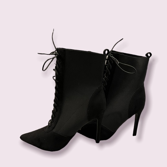 8.5 Black Heels - Picture 1 of 2